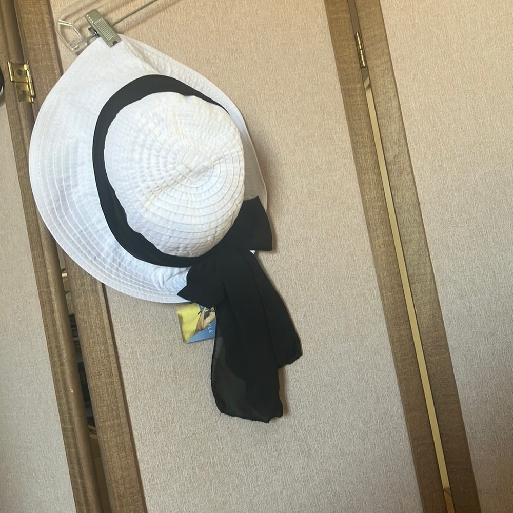 FINAL MARKDOWN Elegant White and Black Women's Sun Hat boardwalk style nwt